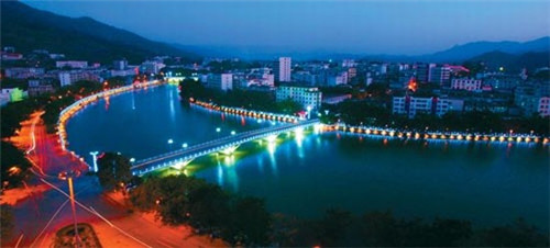 如何经营一家麻辣烫加盟店，火辣椒麻辣烫加盟口碑如何